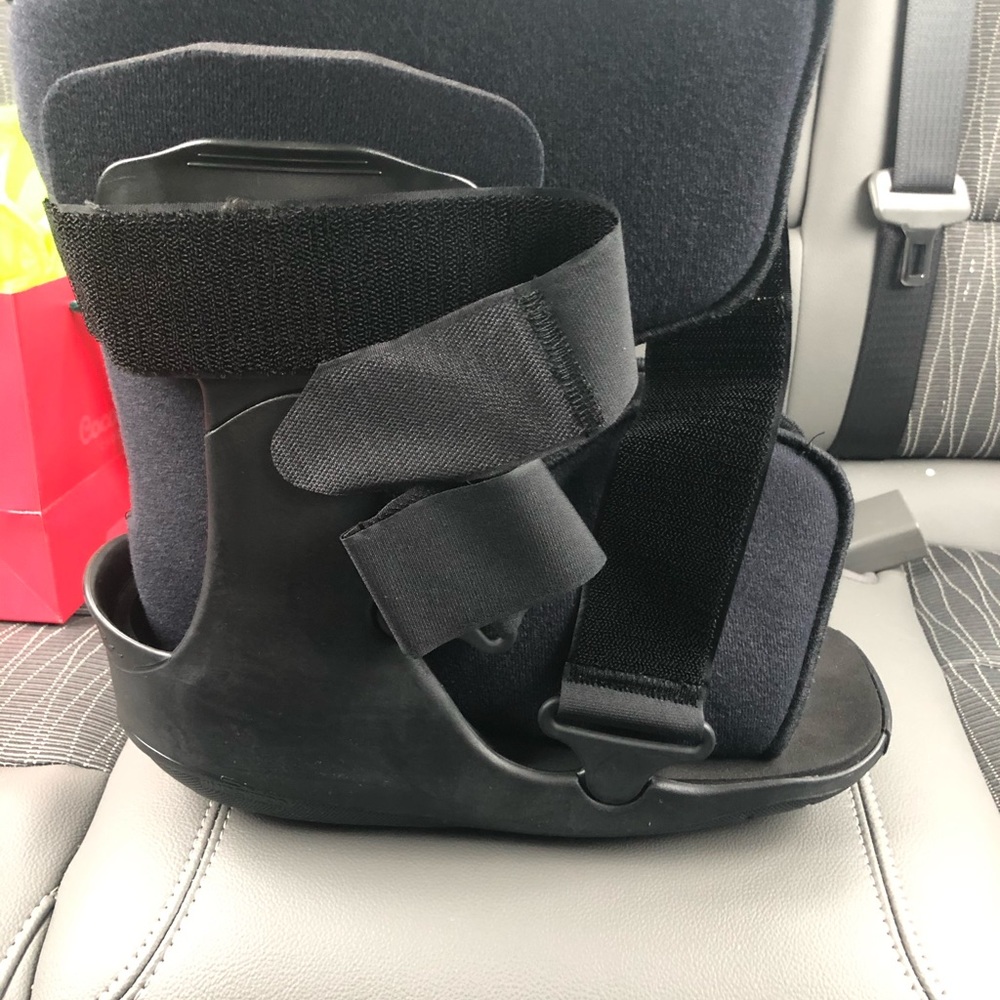 Orthopedic boot size medium - Picture 3 of 3